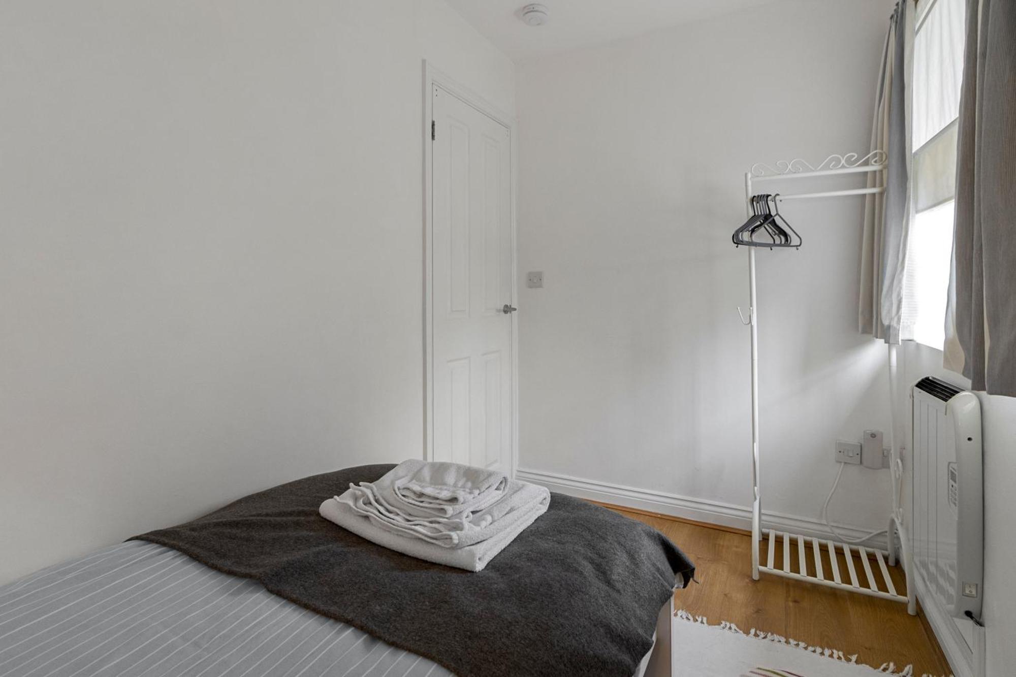 Apartment Our Happy Place- With Parking & Upgraded Wifi For 2025 *