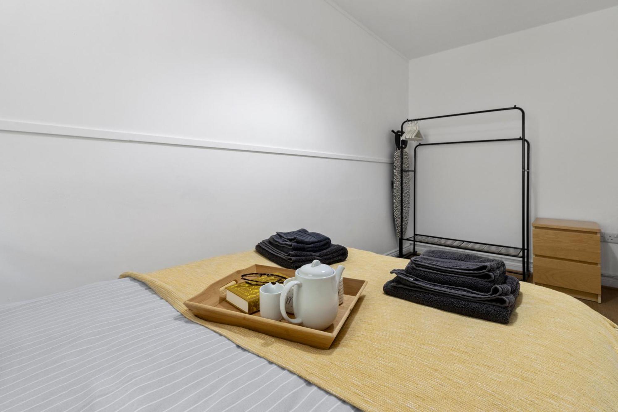Our Happy Place- With Parking & Upgraded Wifi For 2025 Apartment